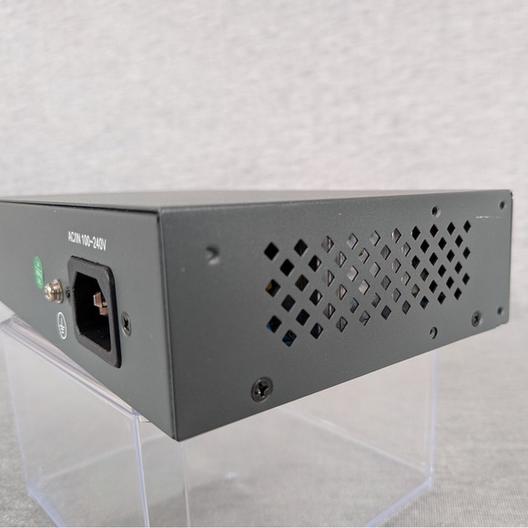 Mokerlink 4-Port 10/100 Mbps PoE + Switch - Picture 9 of 14